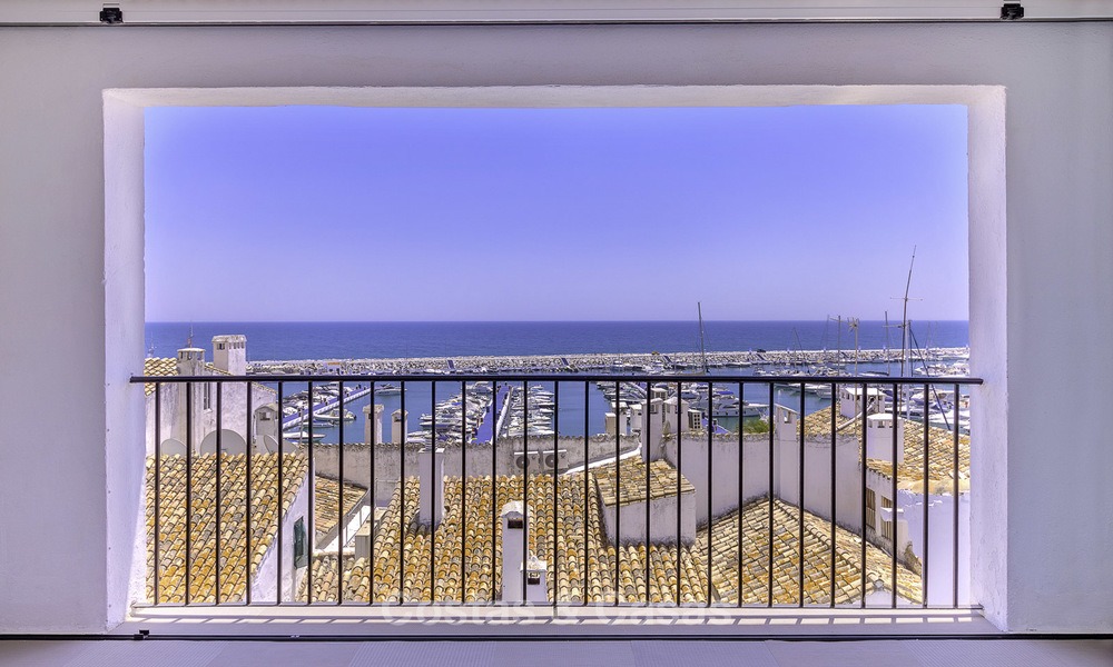 Volledig gerenoveerd modern luxe appartement te koop in de jachthaven van Puerto Banus, met panoramisch zicht over de marina en de zee, Marbella. Bodemprijs! 12740