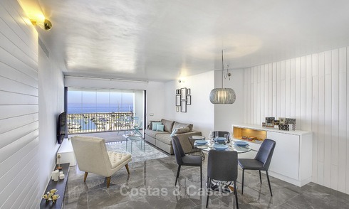 Volledig gerenoveerd modern luxe appartement te koop in de jachthaven van Puerto Banus, met panoramisch zicht over de marina en de zee, Marbella. Bodemprijs! 12747
