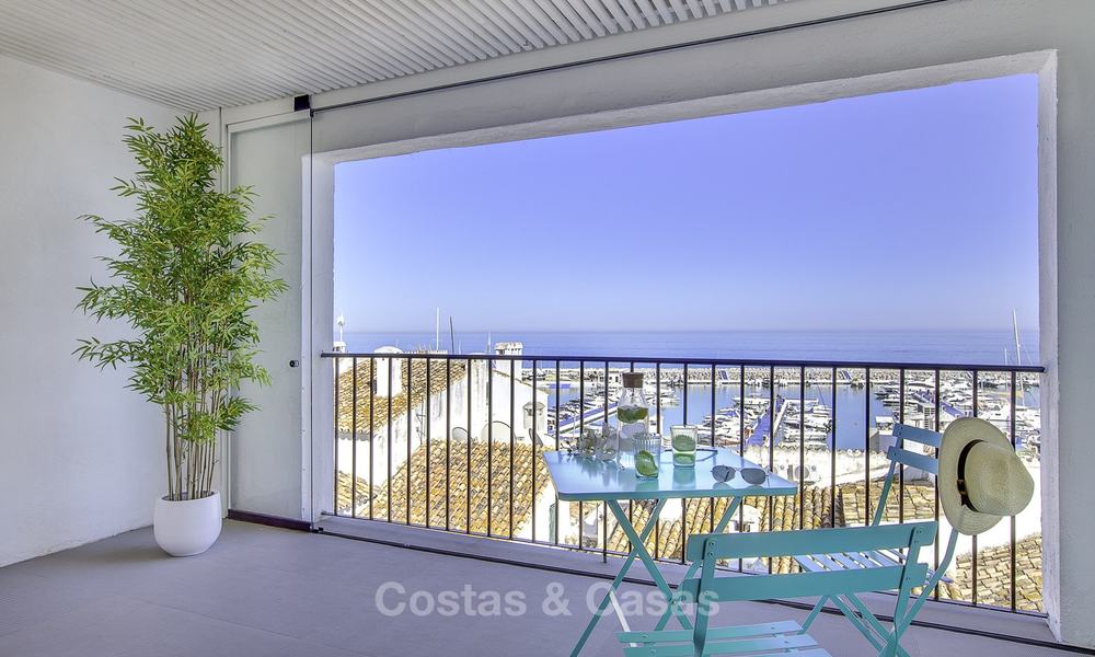 Volledig gerenoveerd modern luxe appartement te koop in de jachthaven van Puerto Banus, met panoramisch zicht over de marina en de zee, Marbella. Bodemprijs! 12753