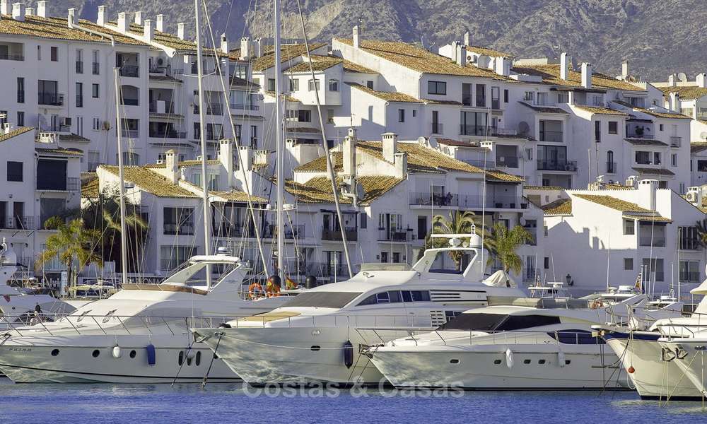 Volledig gerenoveerd modern luxe appartement te koop in de jachthaven van Puerto Banus, met panoramisch zicht over de marina en de zee, Marbella. Bodemprijs! 12754