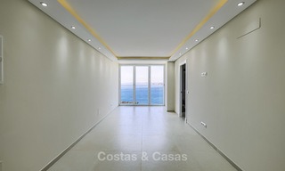 Volledig gerenoveerd appartement met zeezicht te koop, naast de jachthaven van Estepona 12781 