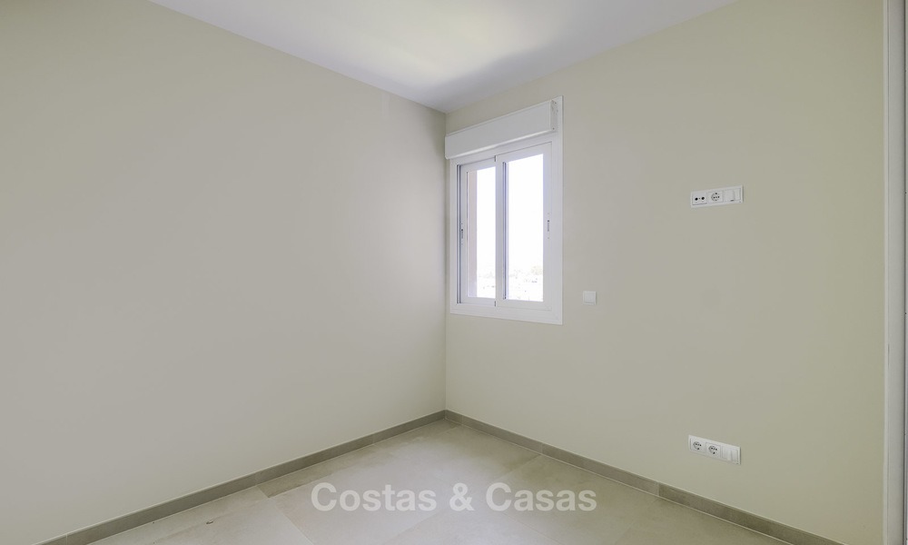 Volledig gerenoveerd appartement met zeezicht te koop, naast de jachthaven van Estepona 12789