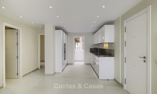 Volledig gerenoveerd appartement met zeezicht te koop, naast de jachthaven van Estepona 12792 