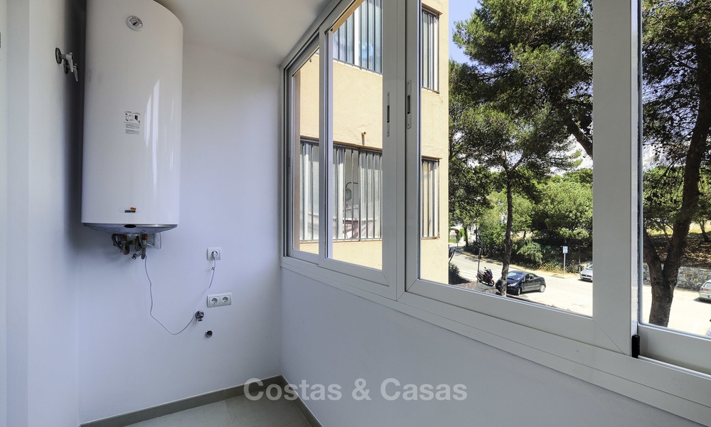 Volledig gerenoveerd appartement met zeezicht te koop, naast de jachthaven van Estepona 12795