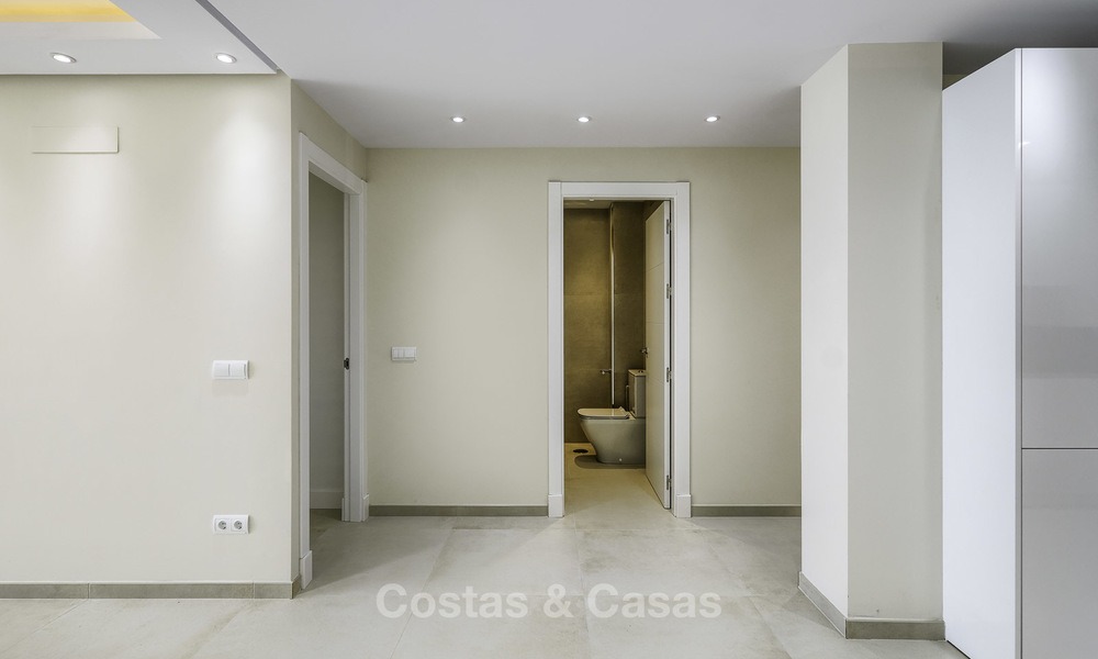 Volledig gerenoveerd appartement met zeezicht te koop, naast de jachthaven van Estepona 12796