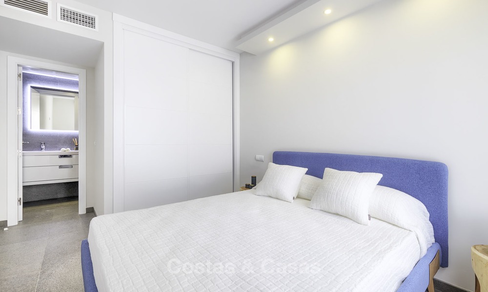 Volledig gerenoveerd penthouse appartement te koop, direct aan het strand en met prachtig zeezicht, Mijas Costa 12887