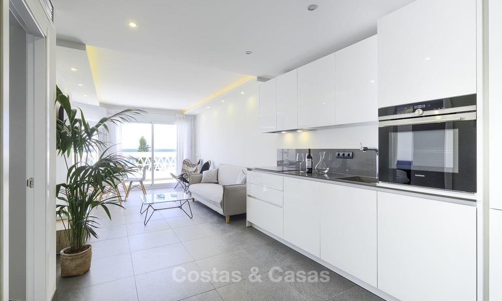 Volledig gerenoveerd penthouse appartement te koop, direct aan het strand en met prachtig zeezicht, Mijas Costa 12890