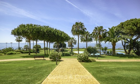 Appartement te koop, in een luxe complex direct aan het strand en met panoramisch zeezicht, Cabopino, Marbella 12980