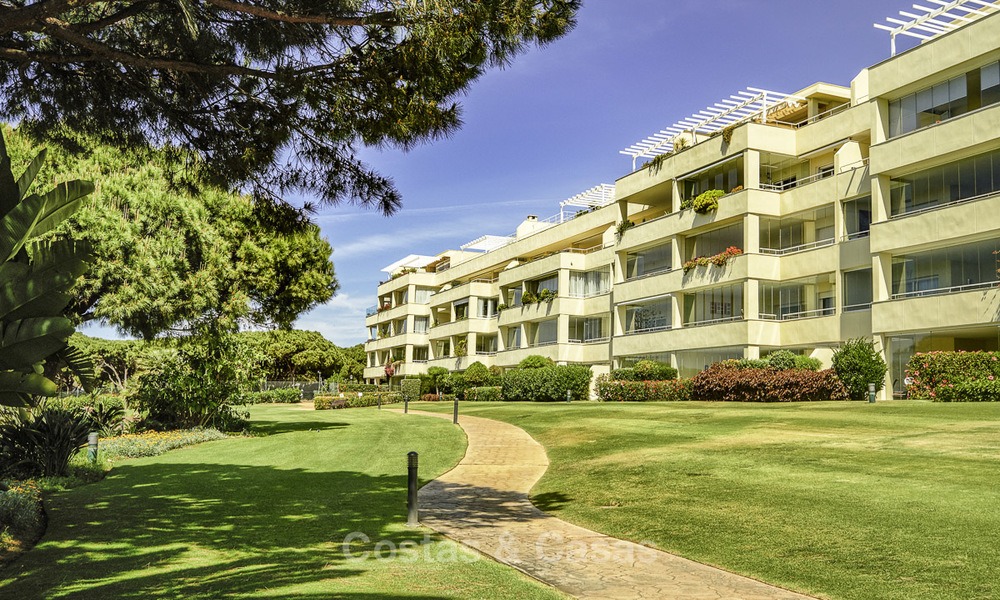 Appartement te koop, in een luxe complex direct aan het strand en met panoramisch zeezicht, Cabopino, Marbella 12981