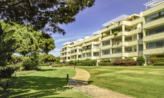 Appartement te koop, in een luxe complex direct aan het strand en met panoramisch zeezicht, Cabopino, Marbella 12981 