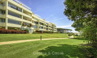 Appartement te koop, in een luxe complex direct aan het strand en met panoramisch zeezicht, Cabopino, Marbella 12983 