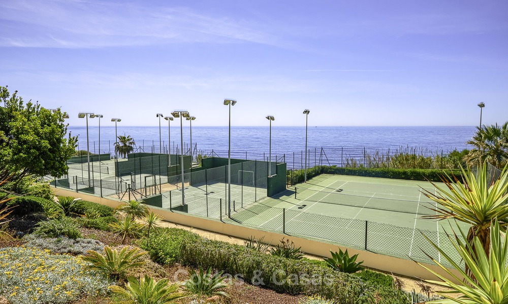 Appartement te koop, in een luxe complex direct aan het strand en met panoramisch zeezicht, Cabopino, Marbella 12987