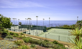 Appartement te koop, in een luxe complex direct aan het strand en met panoramisch zeezicht, Cabopino, Marbella 12987 