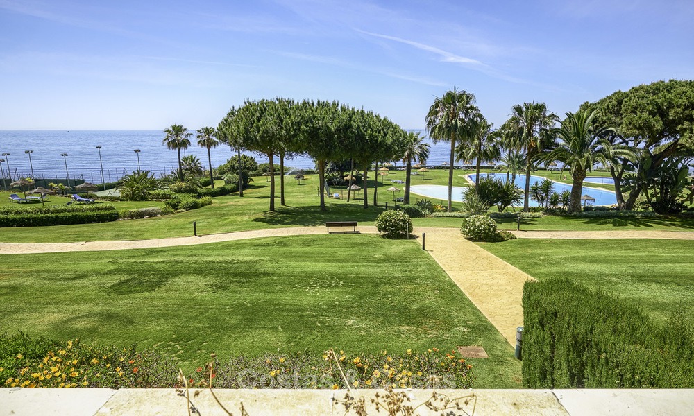 Appartement te koop, in een luxe complex direct aan het strand en met panoramisch zeezicht, Cabopino, Marbella 12996