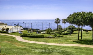 Appartement te koop, in een luxe complex direct aan het strand en met panoramisch zeezicht, Cabopino, Marbella 12997 