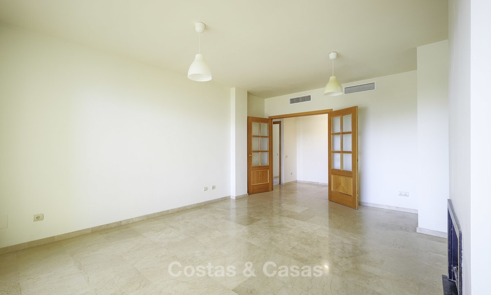 Appartement te koop, in een luxe complex direct aan het strand en met panoramisch zeezicht, Cabopino, Marbella 13000