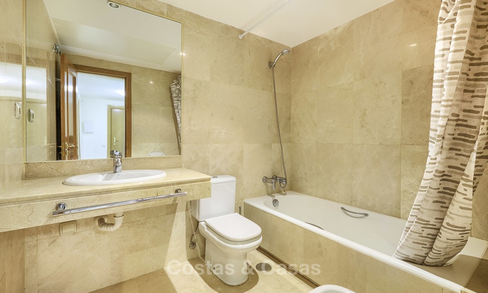 Appartement te koop, in een luxe complex direct aan het strand en met panoramisch zeezicht, Cabopino, Marbella 13003