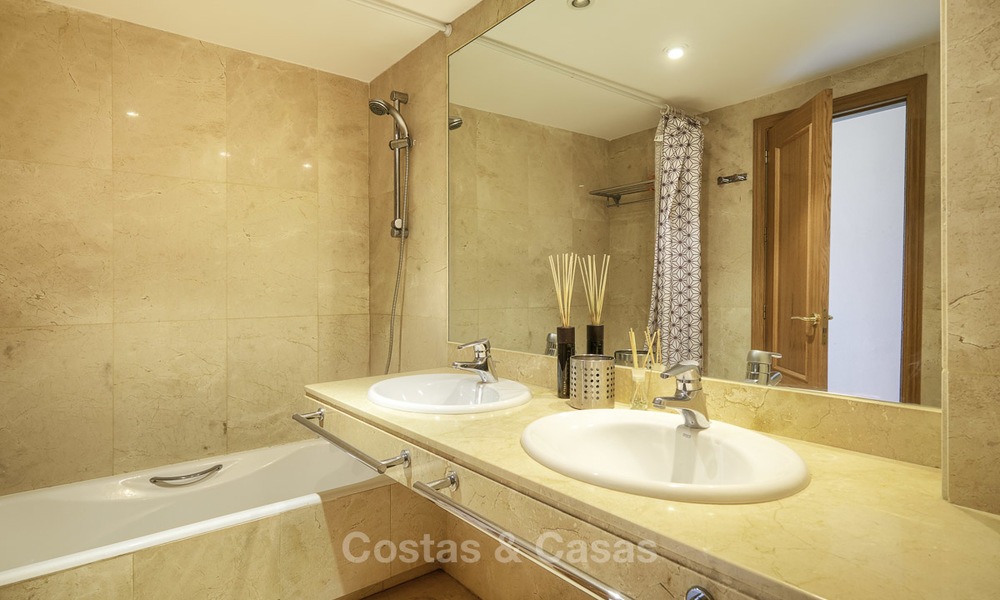 Appartement te koop, in een luxe complex direct aan het strand en met panoramisch zeezicht, Cabopino, Marbella 13005