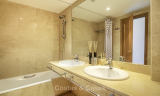 Appartement te koop, in een luxe complex direct aan het strand en met panoramisch zeezicht, Cabopino, Marbella 13005 