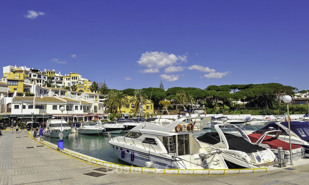 Appartement te koop, in een luxe complex direct aan het strand en met panoramisch zeezicht, Cabopino, Marbella 13191