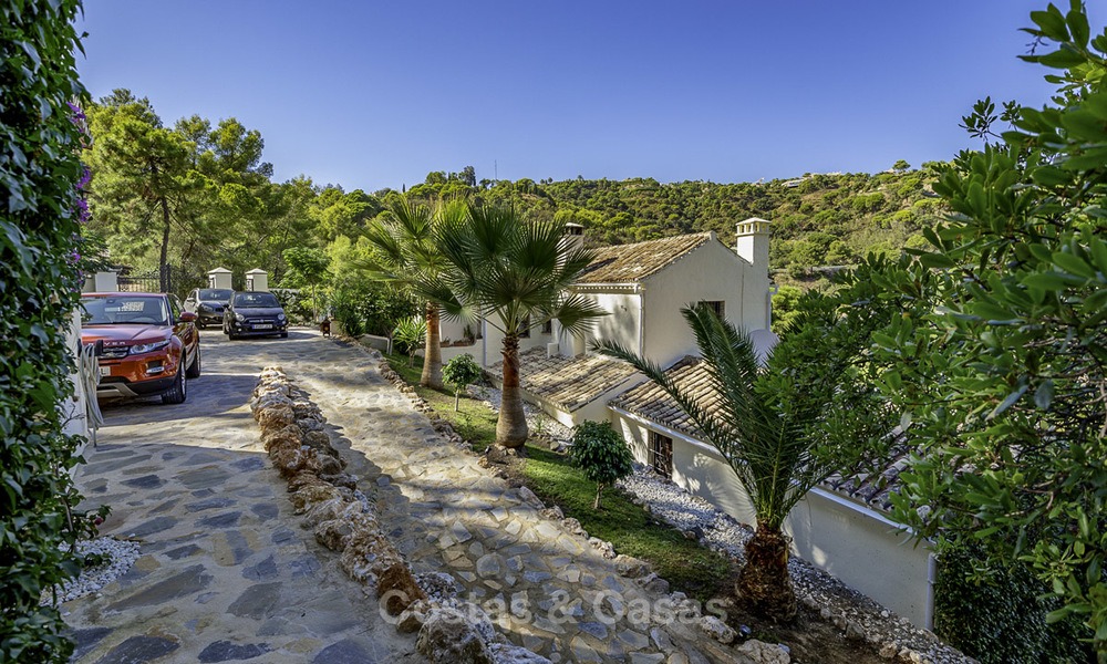 Idyllische rustieke villa met heerlijk uitzicht op het platteland te koop, in het exclusieve El Madroñal, Benahavis, Marbella 12957