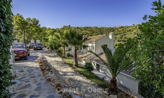 Idyllische rustieke villa met heerlijk uitzicht op het platteland te koop, in het exclusieve El Madroñal, Benahavis, Marbella 12957 