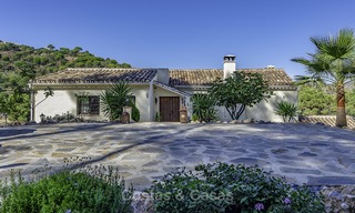 Idyllische rustieke villa met heerlijk uitzicht op het platteland te koop, in het exclusieve El Madroñal, Benahavis, Marbella 12958 