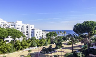 Aantrekkelijk penthouse appartement met adembenemend zeezicht te koop, in een strandcomplex te Puerto Banus, Marbella 13247 