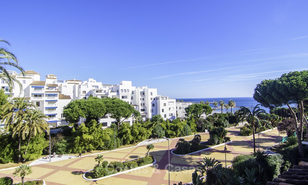 Aantrekkelijk penthouse appartement met adembenemend zeezicht te koop, in een strandcomplex te Puerto Banus, Marbella 13248