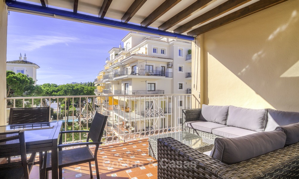 Aantrekkelijk penthouse appartement met adembenemend zeezicht te koop, in een strandcomplex te Puerto Banus, Marbella 13249
