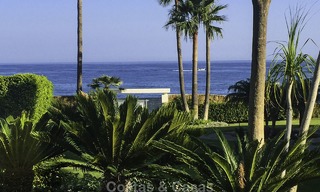 Uniek hoek penthouse appartement te koop in een luxe strandcomplex met schitterend zeezicht en privézwembad, Marbella - Estepona 13330 