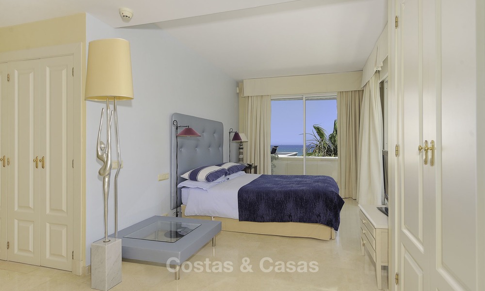 Uniek hoek penthouse appartement te koop in een luxe strandcomplex met schitterend zeezicht en privézwembad, Marbella - Estepona 13333