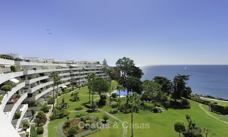 Uniek hoek penthouse appartement te koop in een luxe strandcomplex met schitterend zeezicht en privézwembad, Marbella - Estepona 13334