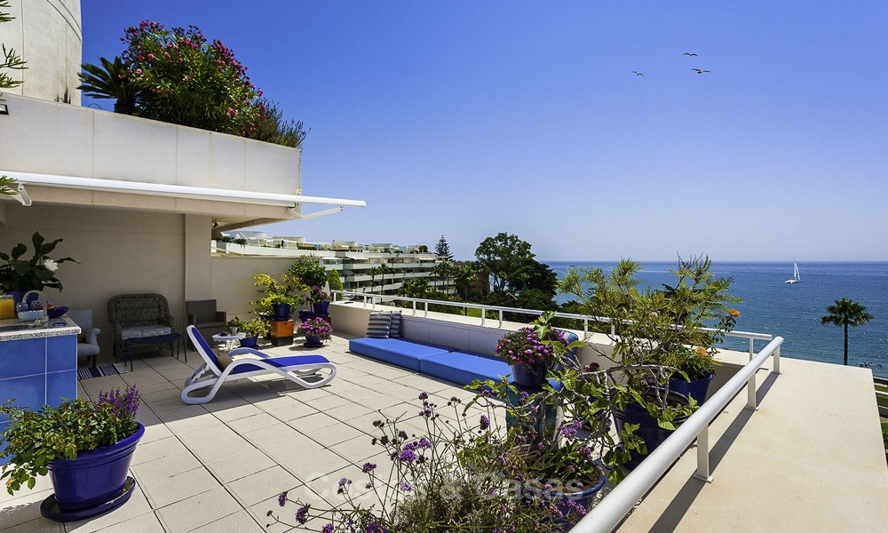 Uniek hoek penthouse appartement te koop in een luxe strandcomplex met schitterend zeezicht en privézwembad, Marbella - Estepona 13337