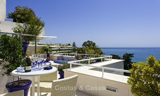 Uniek hoek penthouse appartement te koop in een luxe strandcomplex met schitterend zeezicht en privézwembad, Marbella - Estepona 13339 