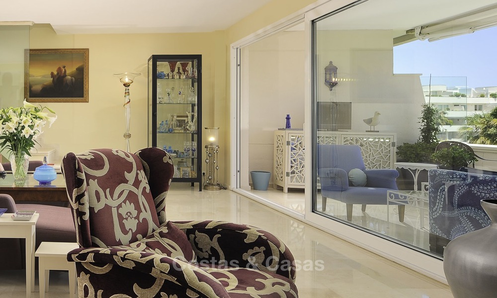 Uniek hoek penthouse appartement te koop in een luxe strandcomplex met schitterend zeezicht en privézwembad, Marbella - Estepona 13341