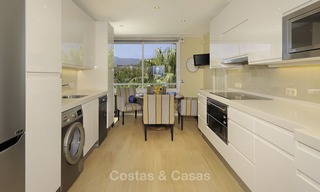 Uniek hoek penthouse appartement te koop in een luxe strandcomplex met schitterend zeezicht en privézwembad, Marbella - Estepona 13347 