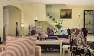 Uniek hoek penthouse appartement te koop in een luxe strandcomplex met schitterend zeezicht en privézwembad, Marbella - Estepona 13350 
