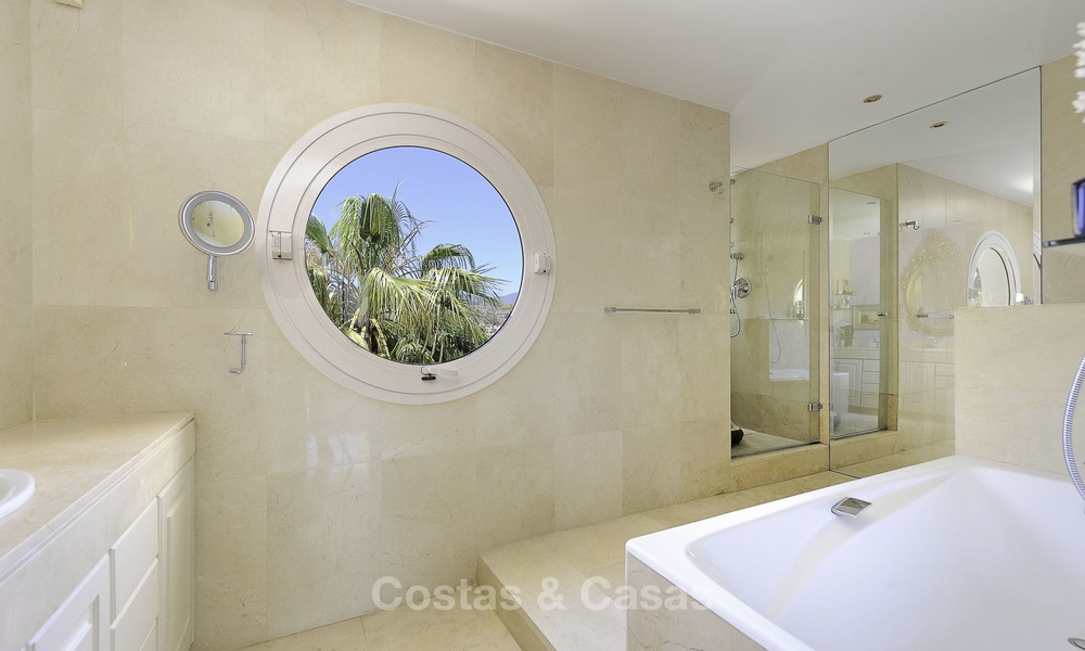 Uniek hoek penthouse appartement te koop in een luxe strandcomplex met schitterend zeezicht en privézwembad, Marbella - Estepona 13353