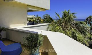 Uniek hoek penthouse appartement te koop in een luxe strandcomplex met schitterend zeezicht en privézwembad, Marbella - Estepona 13354 