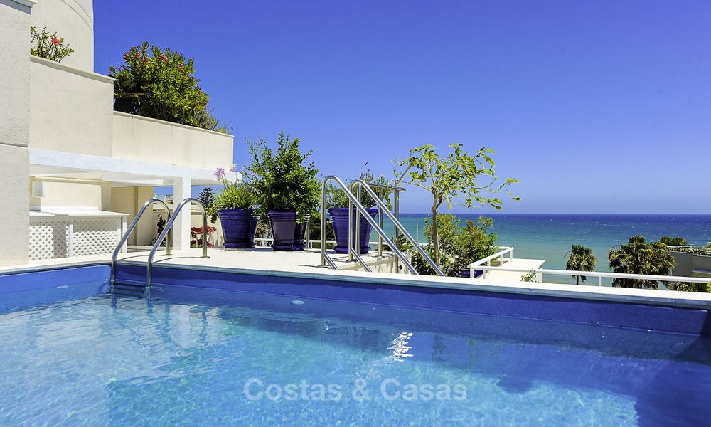 Uniek hoek penthouse appartement te koop in een luxe strandcomplex met schitterend zeezicht en privézwembad, Marbella - Estepona 13359