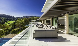 Gloednieuwe moderne luxe villa met golf en zeezicht te koop, instapklaar, in een golf resort in Nueva Andalucia, Marbella - Benahavis 13254 