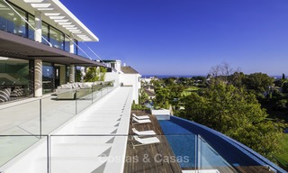 Gloednieuwe moderne luxe villa met golf en zeezicht te koop, instapklaar, in een golf resort in Nueva Andalucia, Marbella - Benahavis 13260 