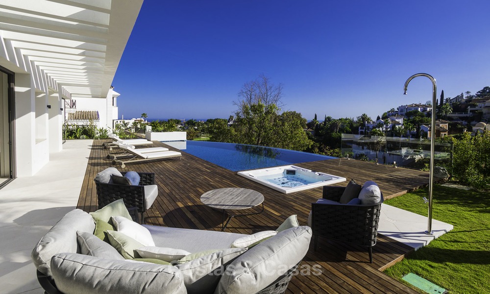 Gloednieuwe moderne luxe villa met golf en zeezicht te koop, instapklaar, in een golf resort in Nueva Andalucia, Marbella - Benahavis 13263
