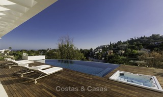Gloednieuwe moderne luxe villa met golf en zeezicht te koop, instapklaar, in een golf resort in Nueva Andalucia, Marbella - Benahavis 13267 