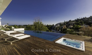 Gloednieuwe moderne luxe villa met golf en zeezicht te koop, instapklaar, in een golf resort in Nueva Andalucia, Marbella - Benahavis 13268 