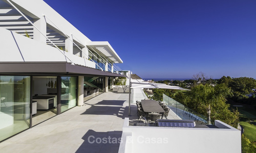 Gloednieuwe moderne luxe villa met golf en zeezicht te koop, instapklaar, in een golf resort in Nueva Andalucia, Marbella - Benahavis 13270