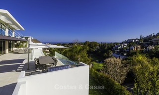 Gloednieuwe moderne luxe villa met golf en zeezicht te koop, instapklaar, in een golf resort in Nueva Andalucia, Marbella - Benahavis 13271 
