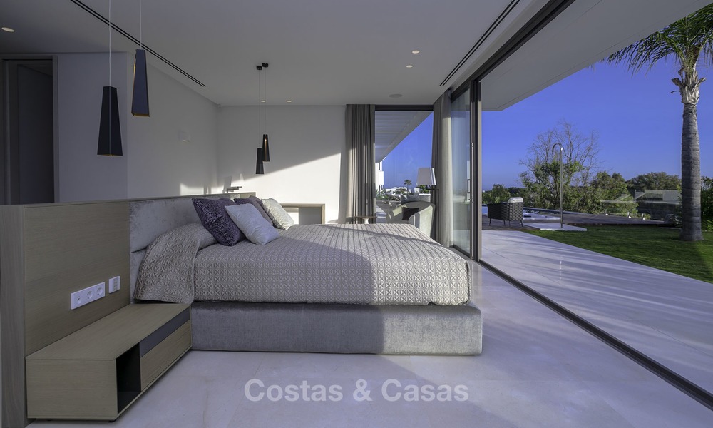 Gloednieuwe moderne luxe villa met golf en zeezicht te koop, instapklaar, in een golf resort in Nueva Andalucia, Marbella - Benahavis 13279