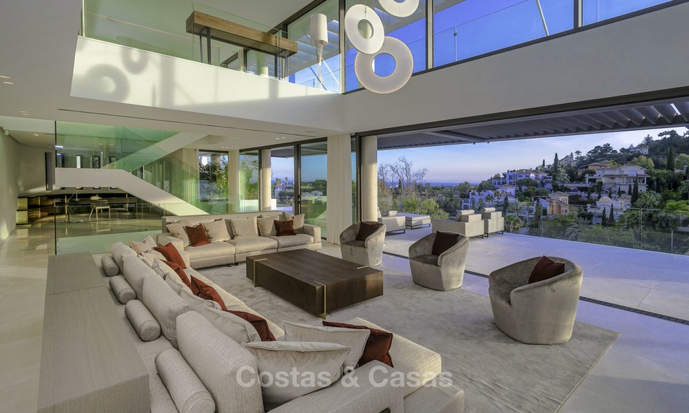 Gloednieuwe moderne luxe villa met golf en zeezicht te koop, instapklaar, in een golf resort in Nueva Andalucia, Marbella - Benahavis 13280